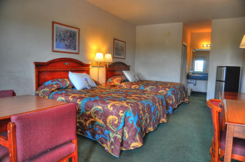 Lone Star Inn And Suites Victoria Exterior photo