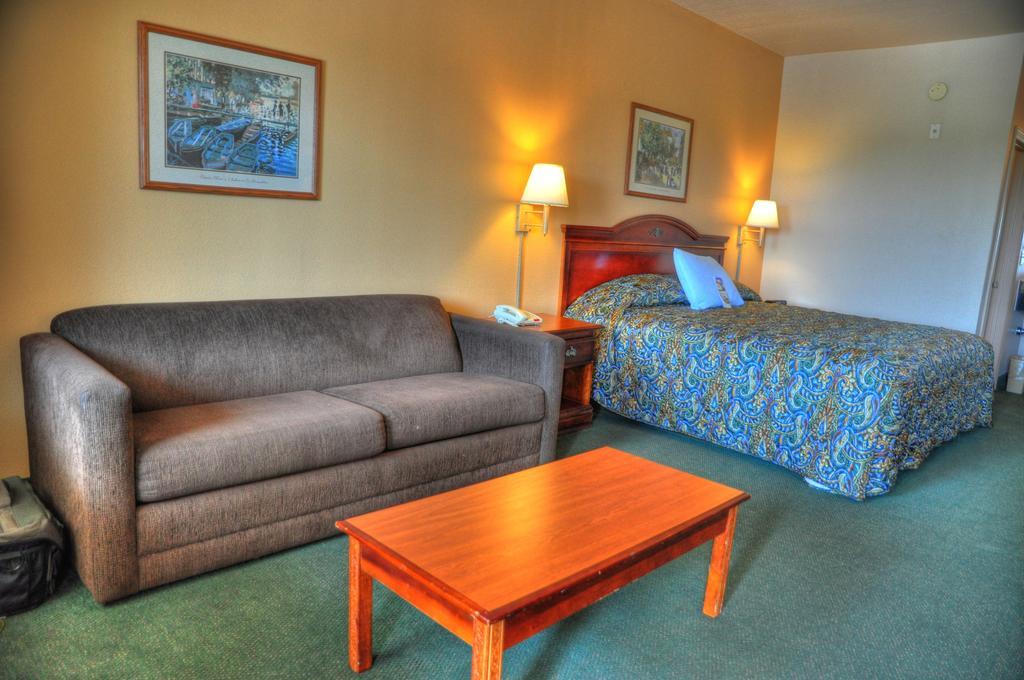 Lone Star Inn And Suites Victoria Exterior photo