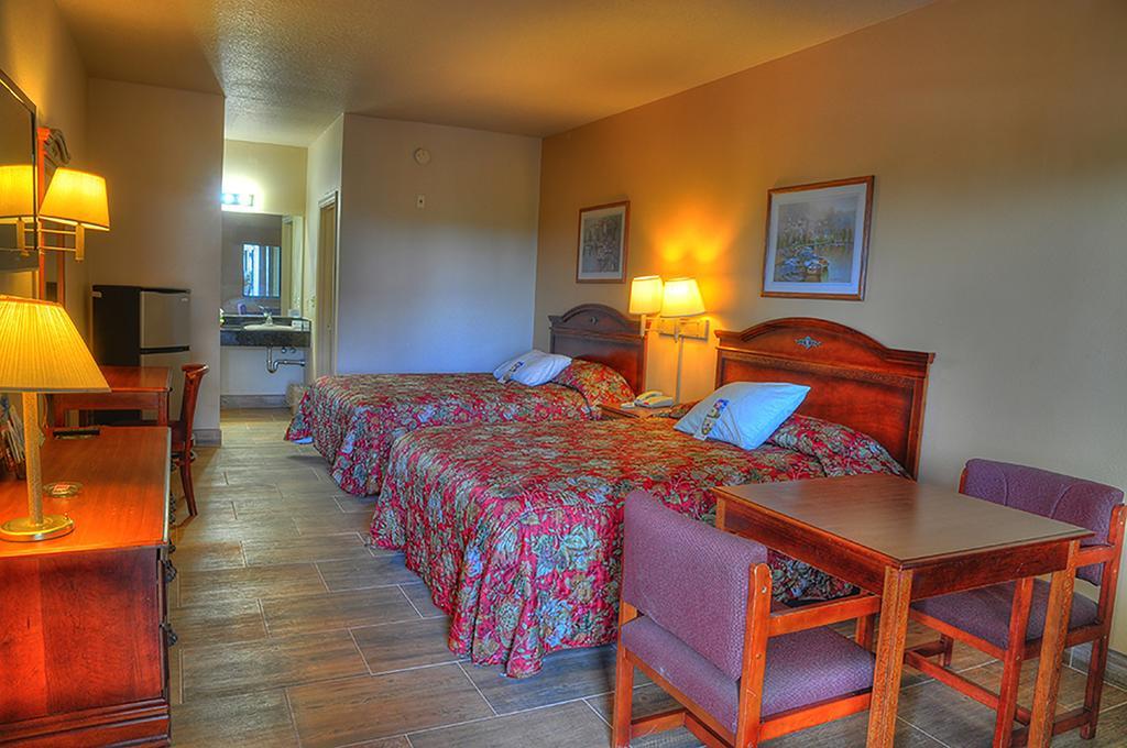 Lone Star Inn And Suites Victoria Exterior photo