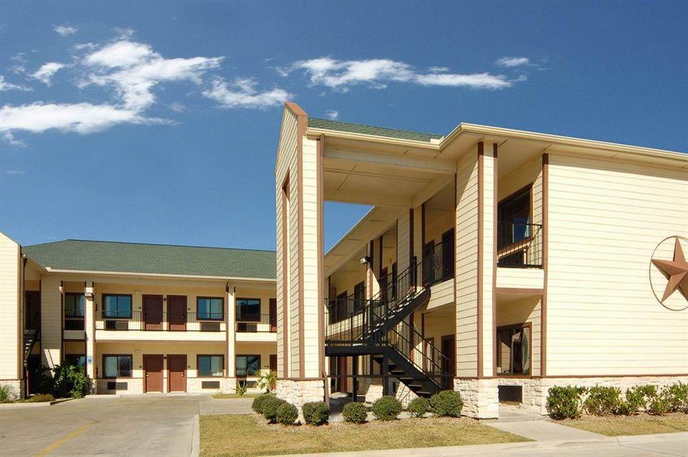 Lone Star Inn And Suites Victoria Exterior photo