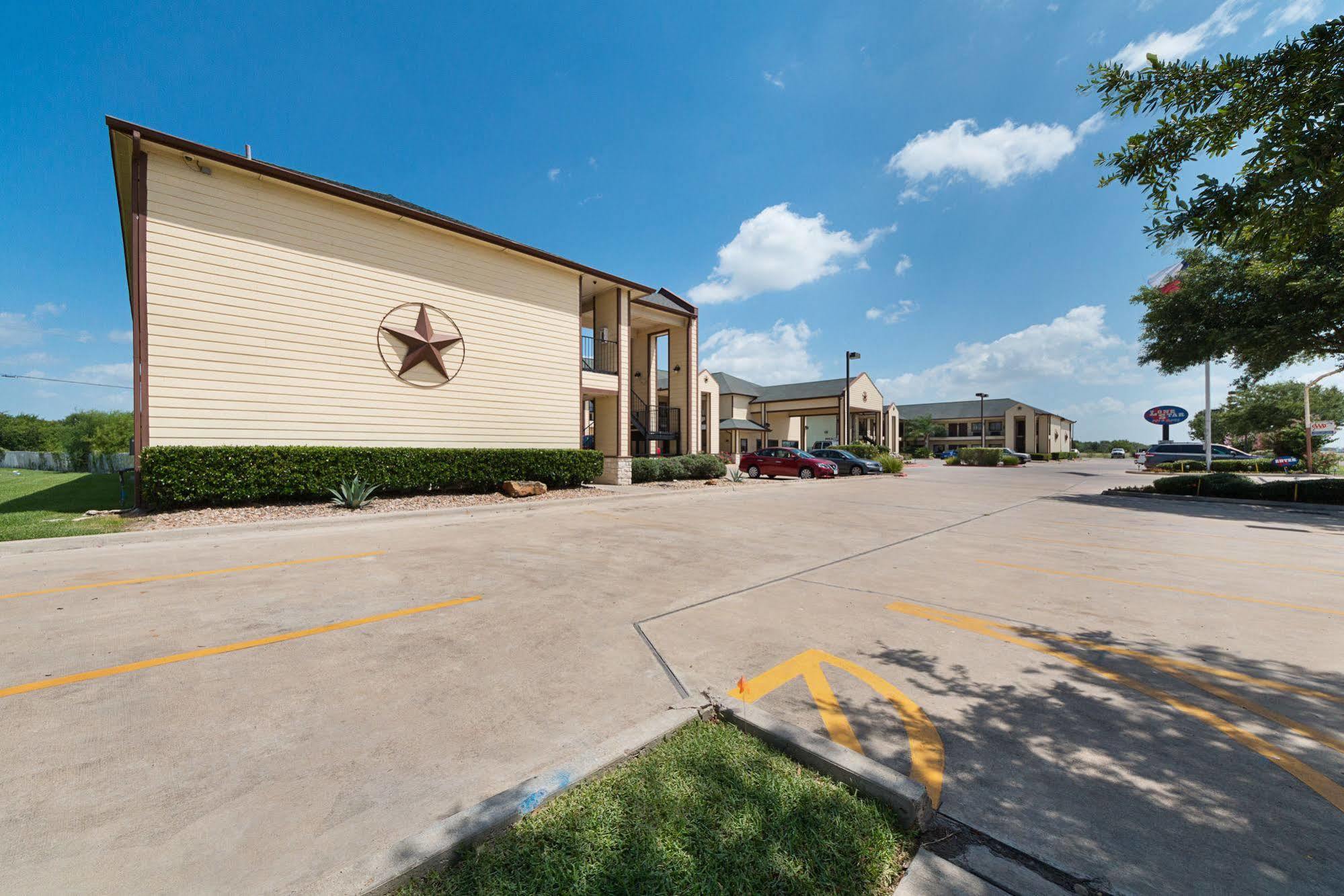 Lone Star Inn And Suites Victoria Exterior photo