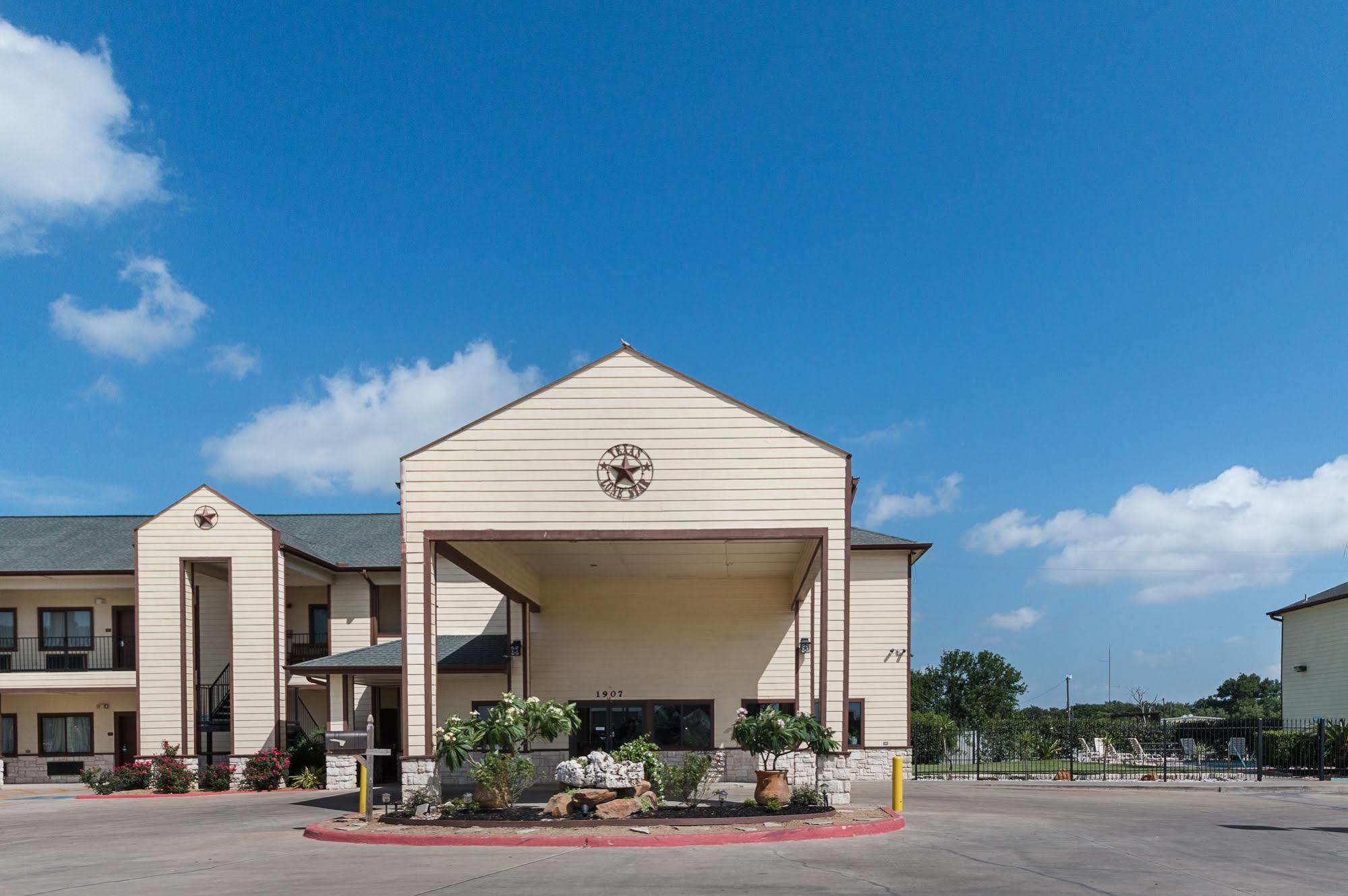 Lone Star Inn And Suites Victoria Exterior photo