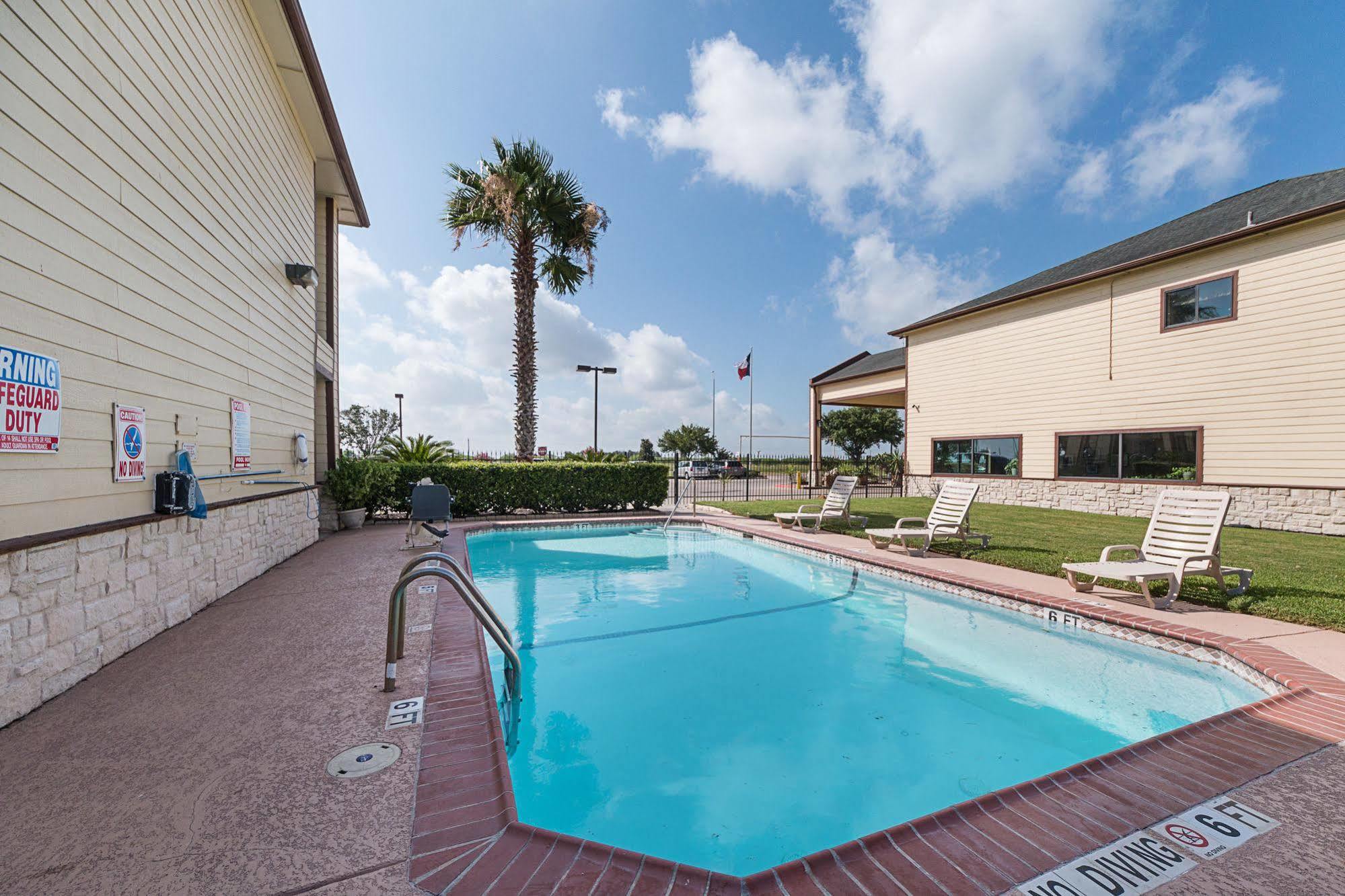Lone Star Inn And Suites Victoria Exterior photo